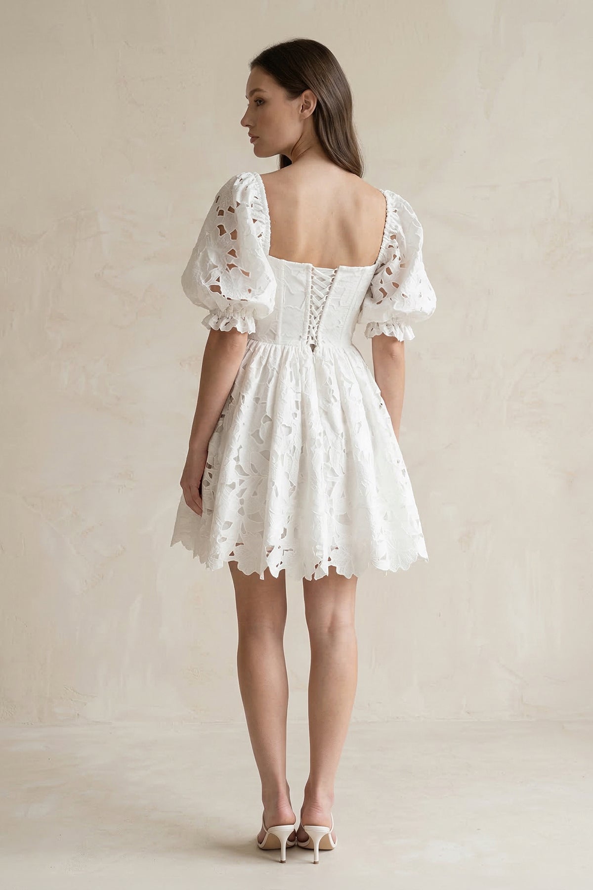 Robe de mariée ivoire trapèze en dentelle à appliqués col carré - Harana