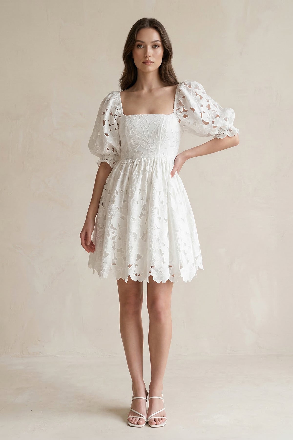 Robe de mariée ivoire trapèze en dentelle à appliqués col carré - Harana