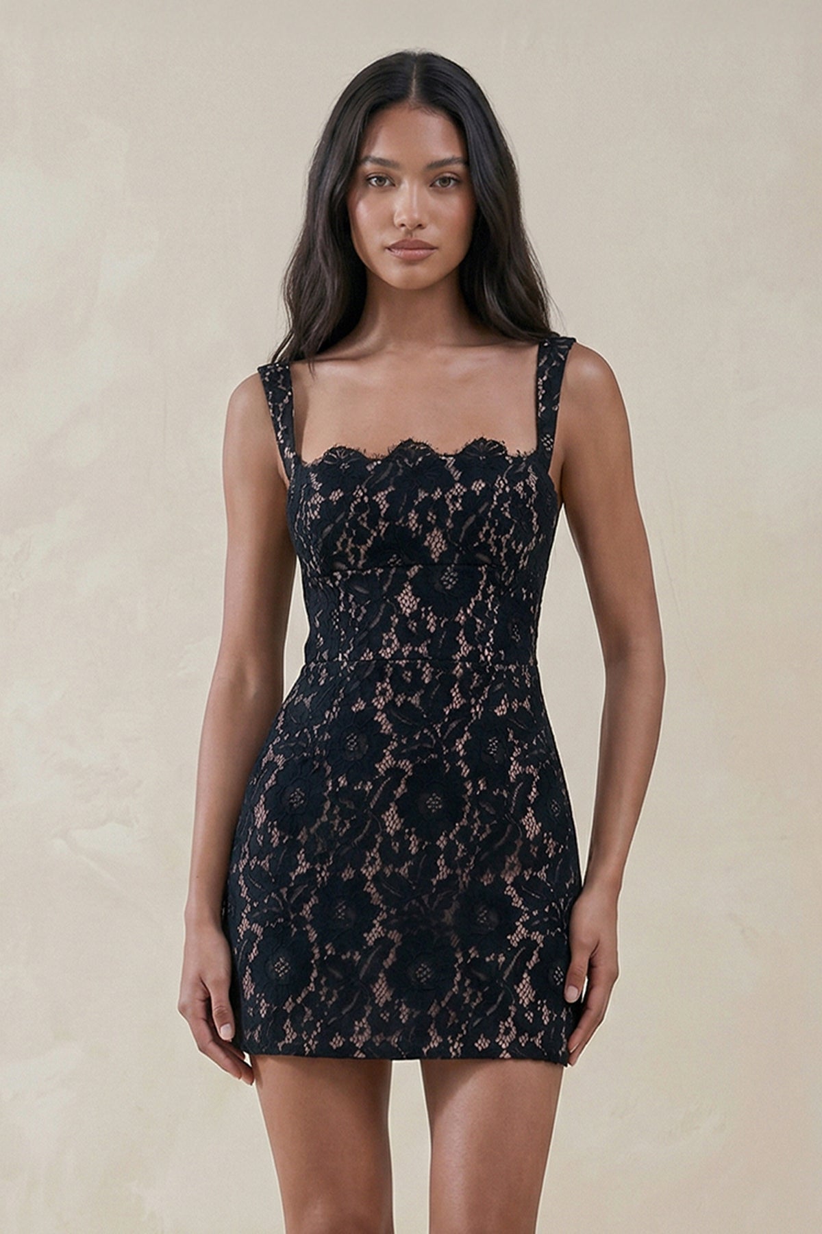 Robe de mariée noire courte en dentelle coupe fourreau à encolure carrée - Harana