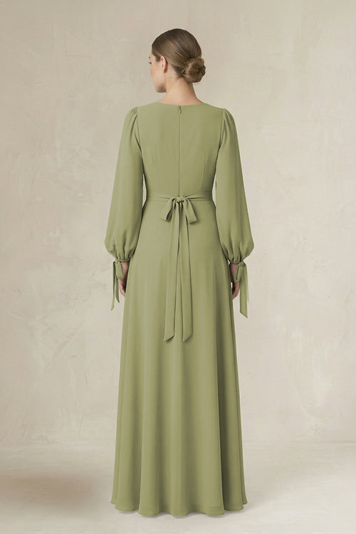 Robe de demoiselle d’honneur vert mousse longue en mousseline coupe trapèze à encolure carrée et manches longues - Harana