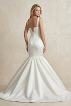 Robe de mariée blanche satinée silhouette sirène à encolure carrée - Harana