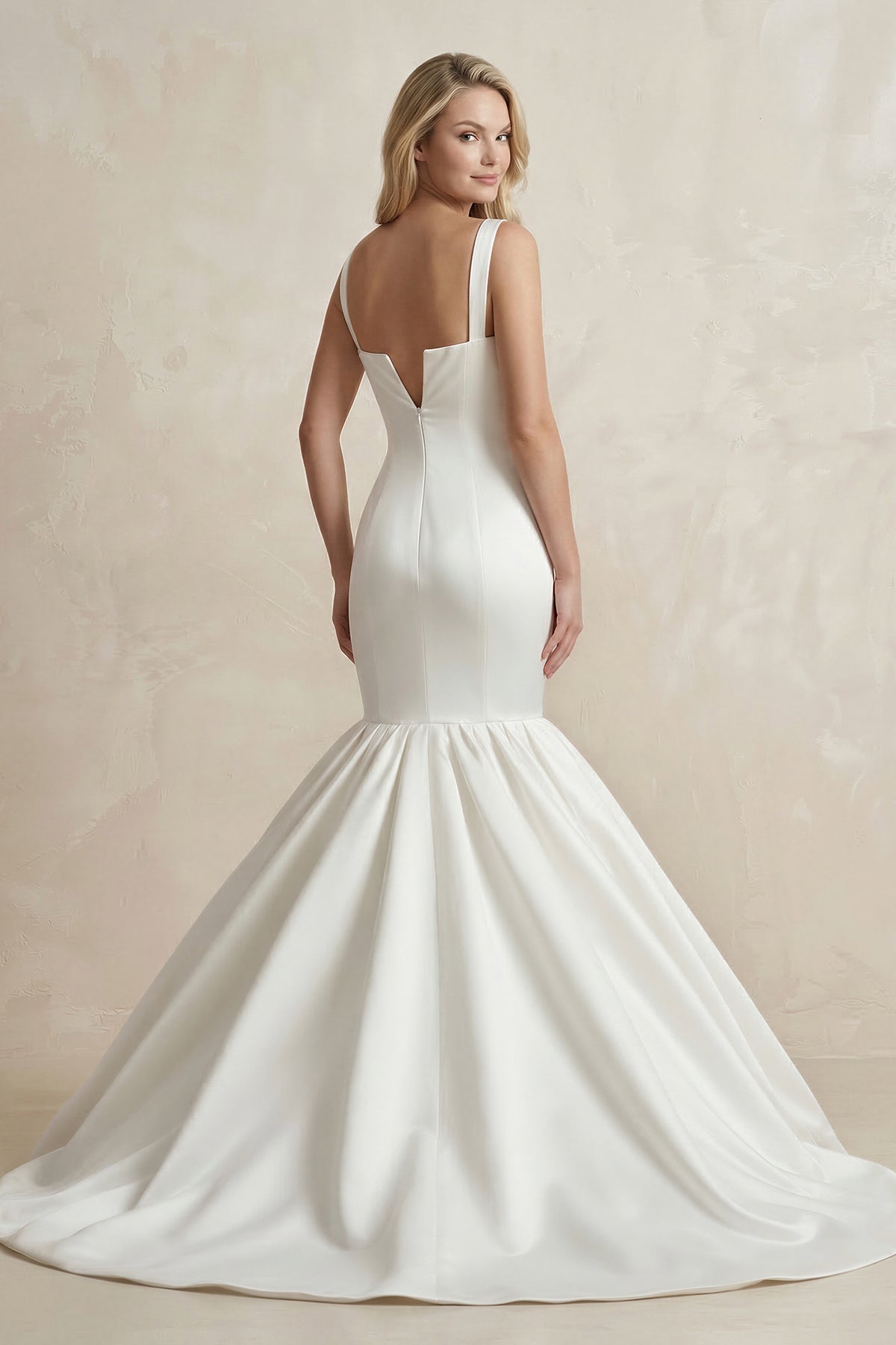 Robe de mariée blanche satinée silhouette sirène à encolure carrée - Harana
