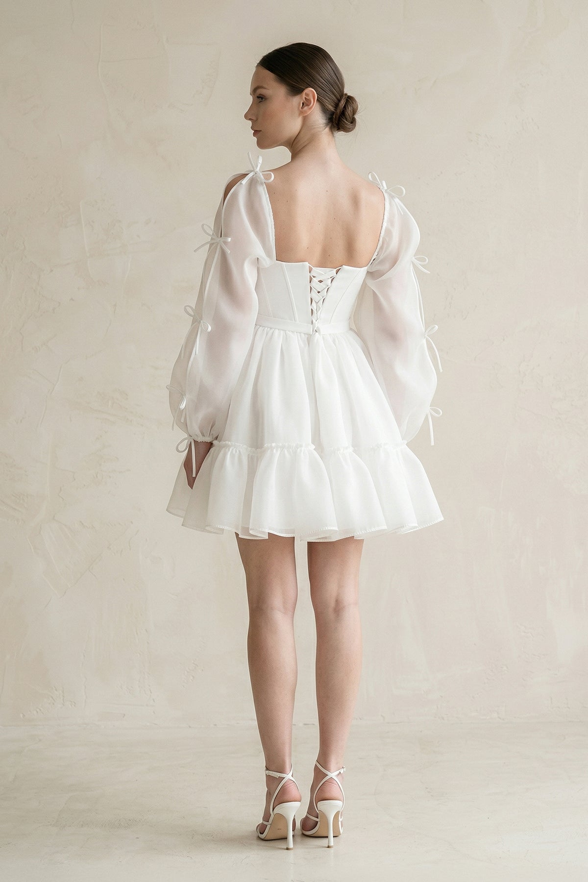 Robe de mariée courte blanc en tulle à manches longues à volants - Harana
