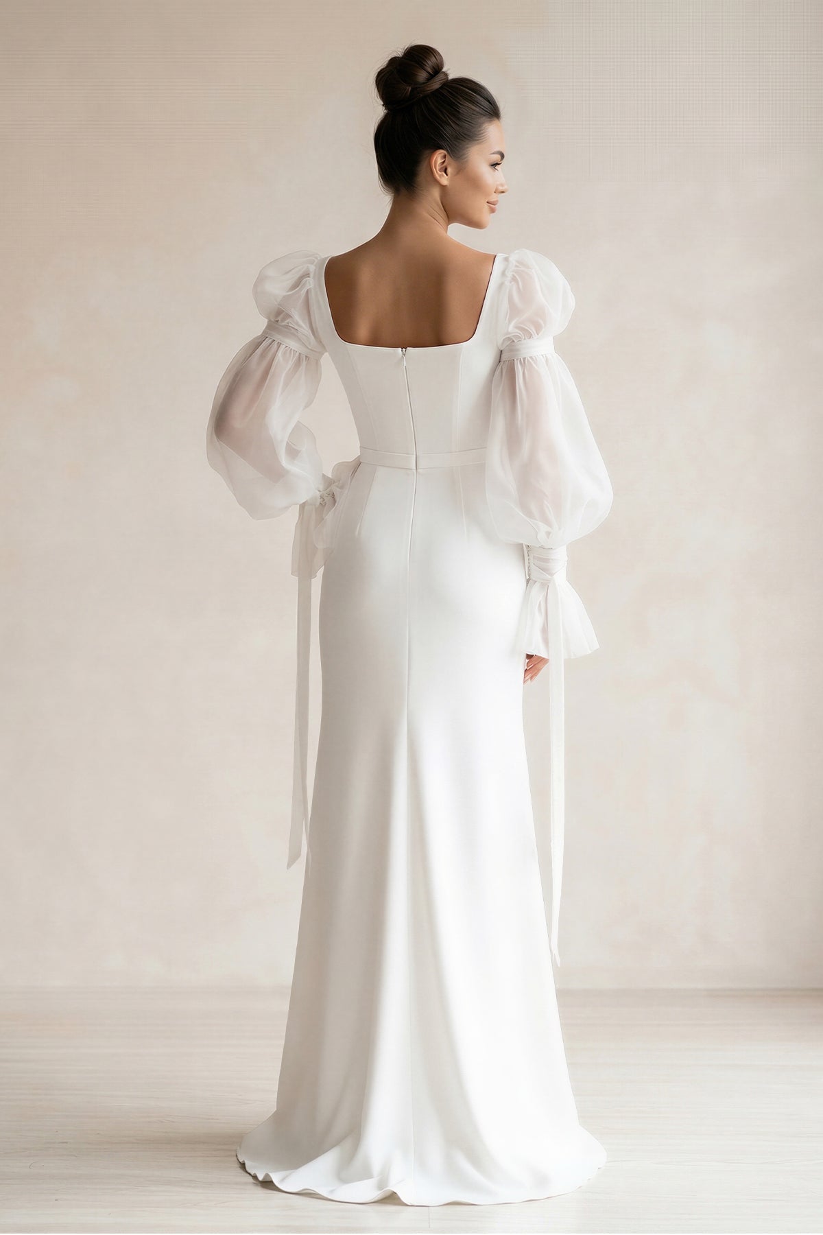 Robe de mariée blanche satinée coupe fourreau à encolure carrée et manches longues - Harana