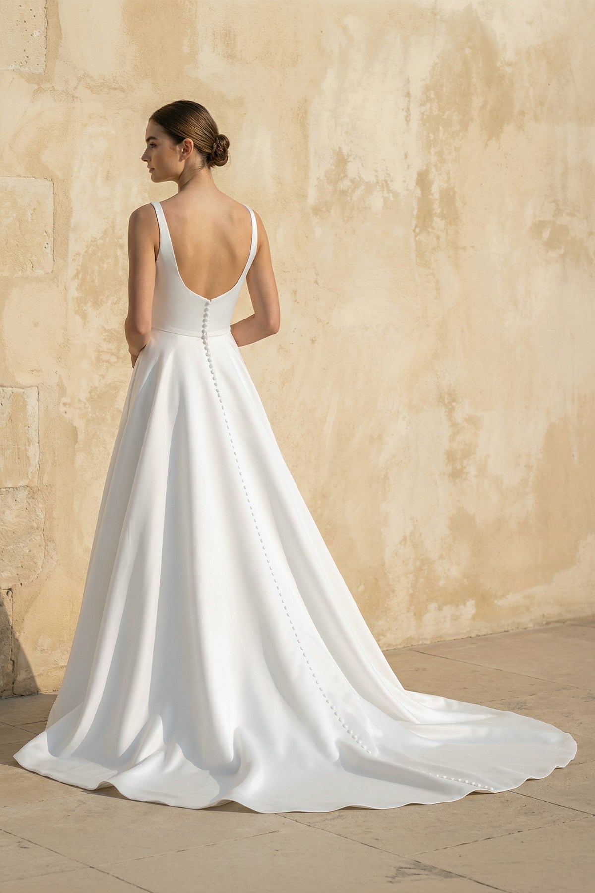 Robe de mariée blanche trapèze en satin sans manches à appliqués - Harana