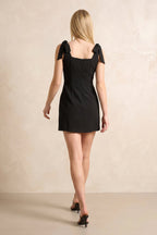 Robe noire courte coupe fourreau à encolure carrée - Harana