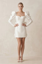 Robe de mariée blanche en satin coupe fourreau à encolure carrée et manches longues - Harana