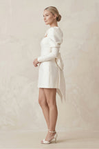 Robe de mariée blanche en satin coupe fourreau à encolure carrée et manches longues - Harana