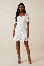 Robe de mariée blanche trapèze en dentelle manches courtes à appliqués - Harana