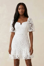 Robe de mariée blanche trapèze en dentelle manches courtes à appliqués - Harana