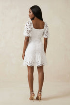 Robe de mariée blanche trapèze en dentelle manches courtes à appliqués - Harana