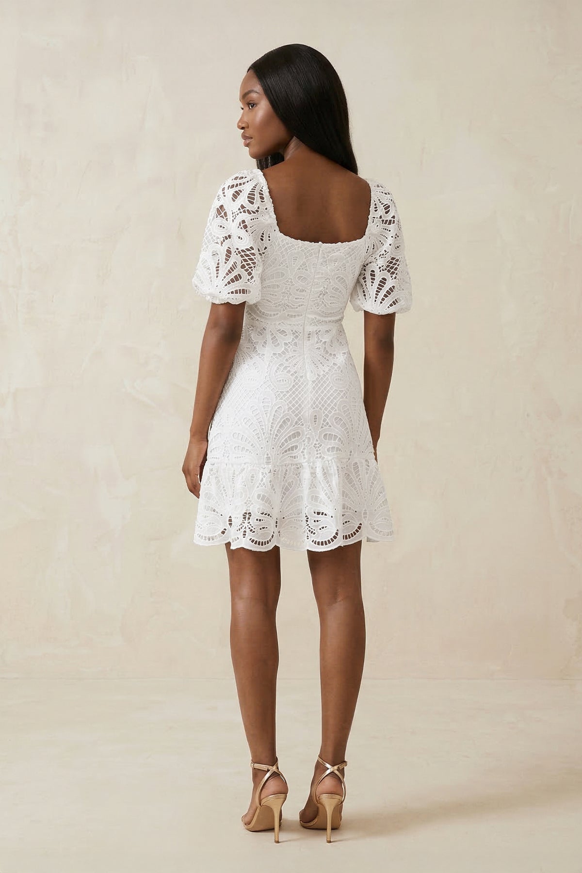 Robe de mariée blanche trapèze en dentelle manches courtes à appliqués - Harana