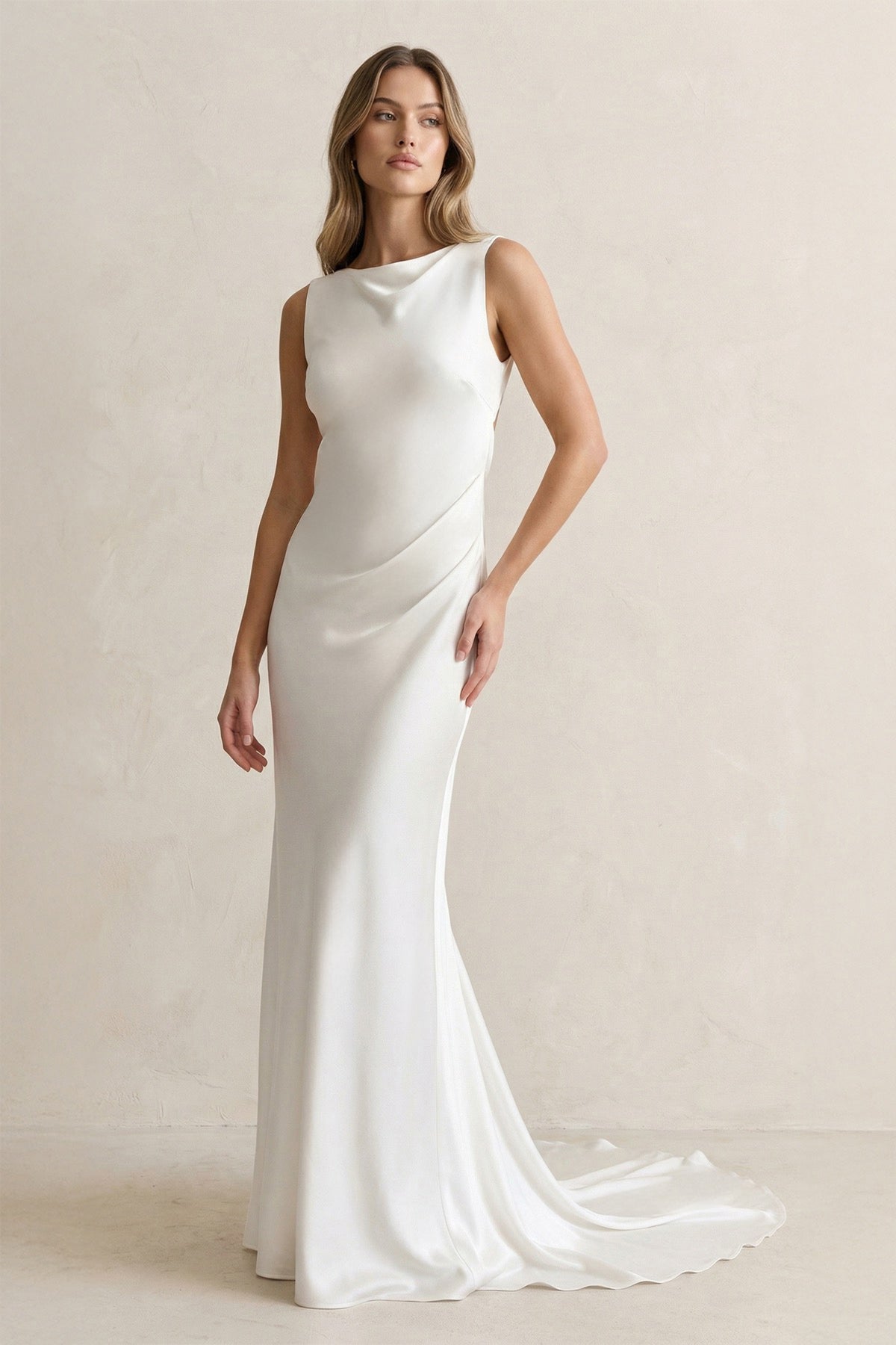 Robe de mariée blanche satinée coupe sirène à encolure bateau - Harana