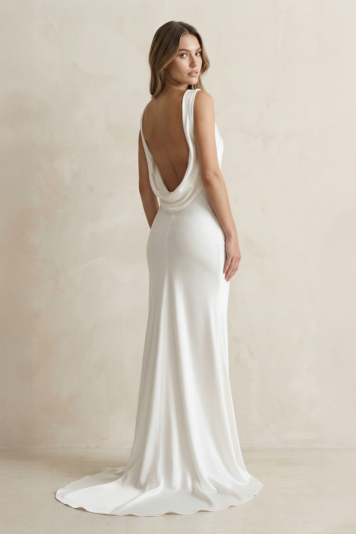 Robe de mariée blanche satinée coupe sirène à encolure bateau - Harana