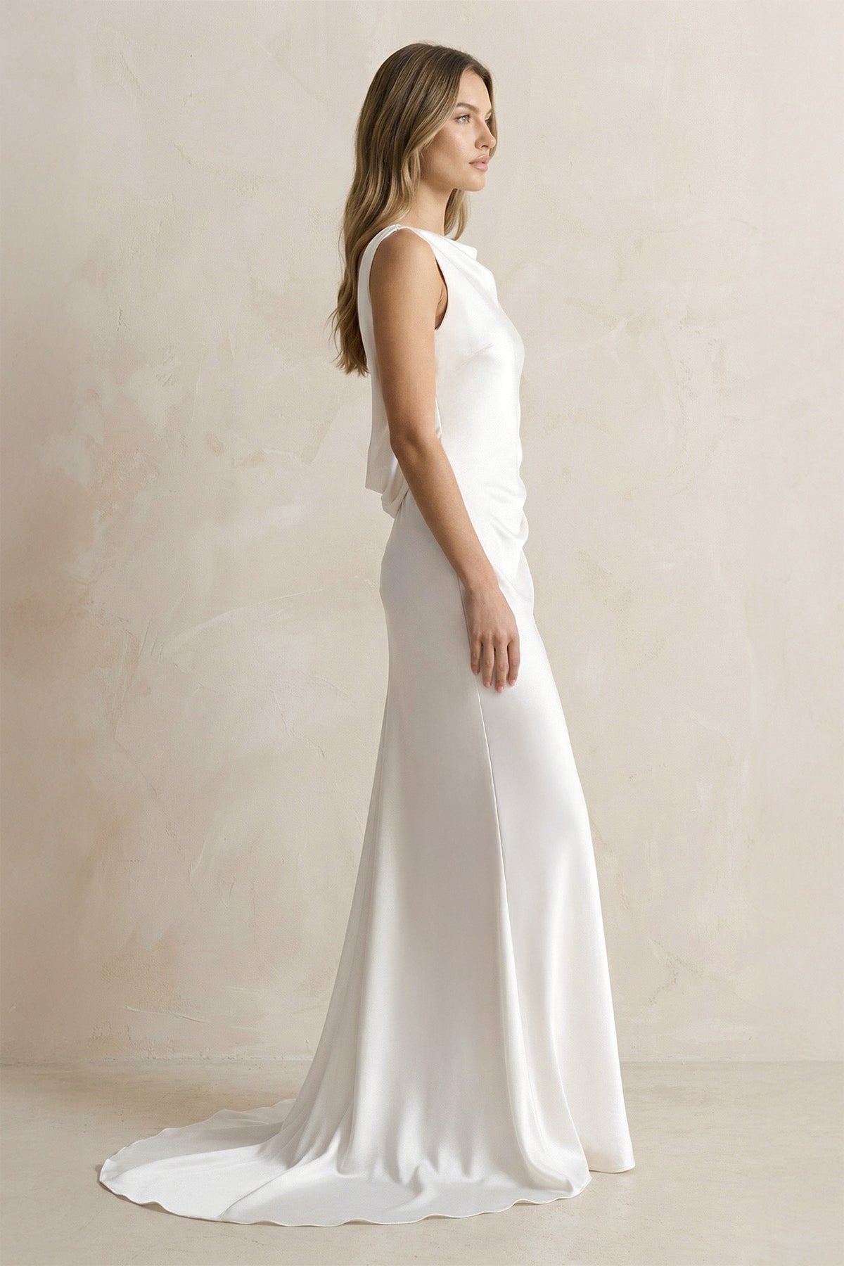 Robe de mariée blanche satinée coupe sirène à encolure bateau - Harana