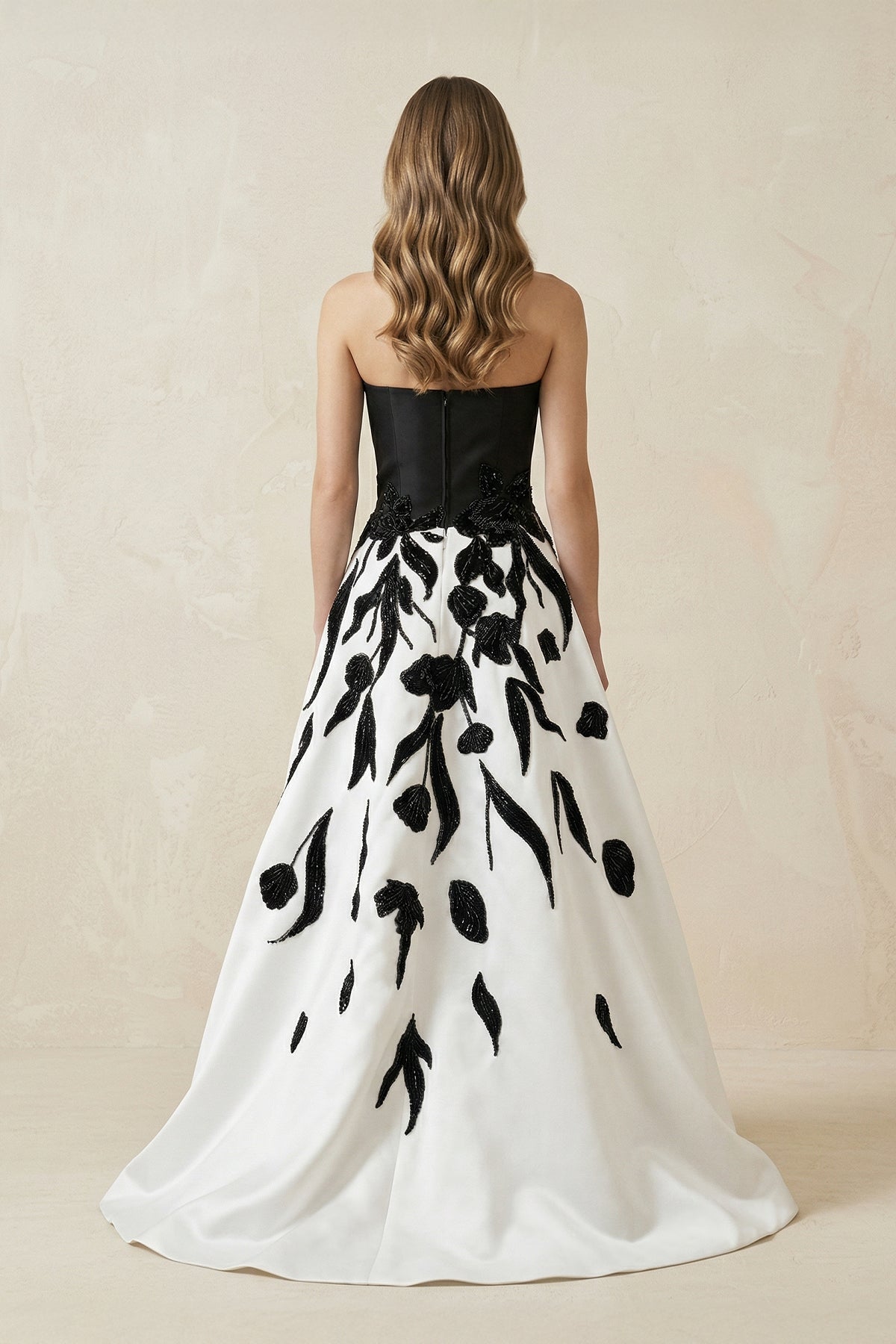 Robe de mariée noire et blanche trapèze en satin bustier sans manches - Harana
