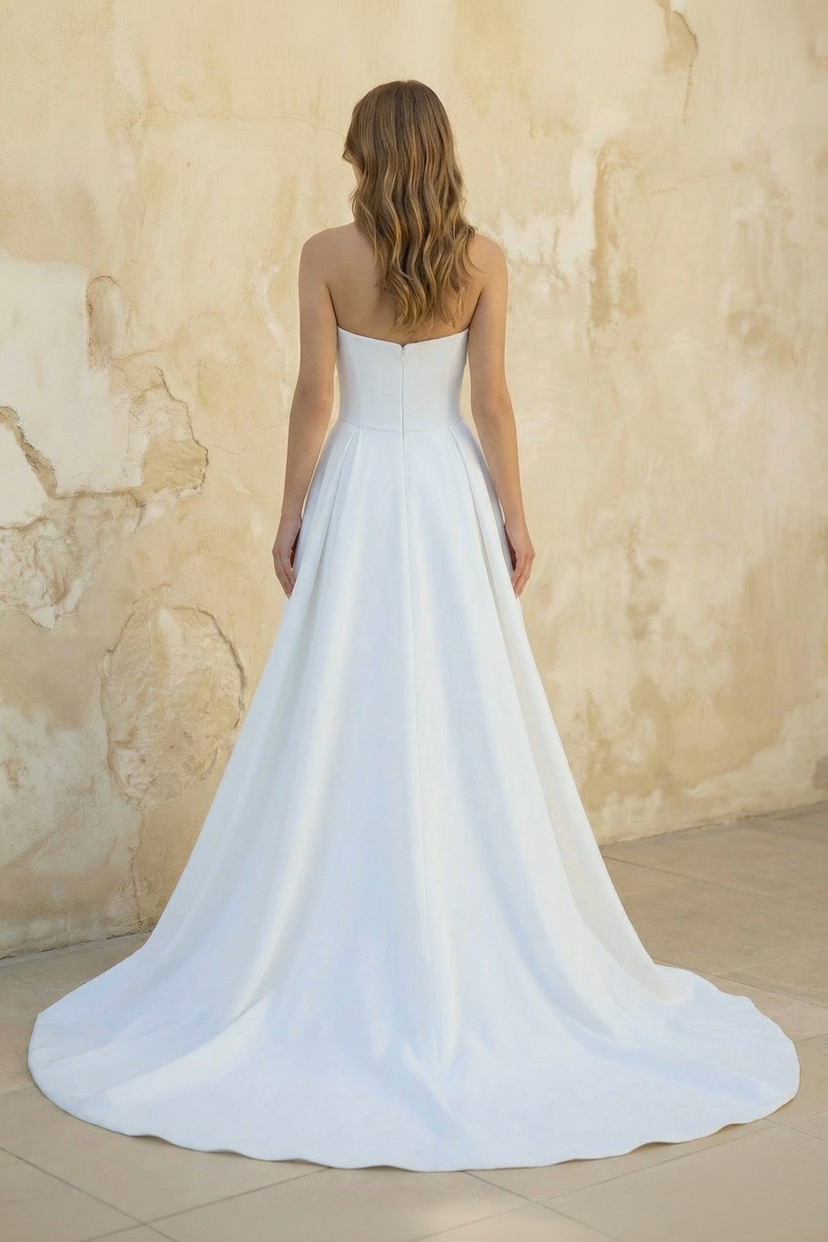 Robe de mariée blanche trapèze en satin bustier avec fente - Harana