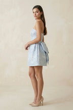 Robe courte bleu ciel en jacquard coupe trapèze bustier avec nœud - Harana