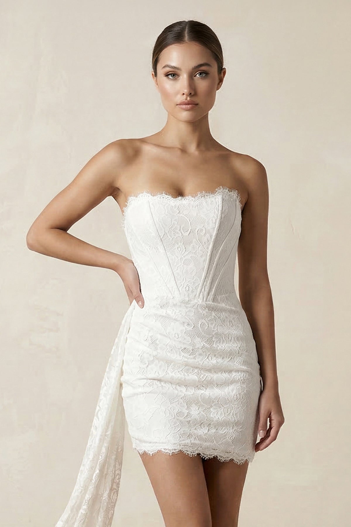 Robe de mariée blanche courte en dentelle coupe fourreau bustier avec corset - Harana