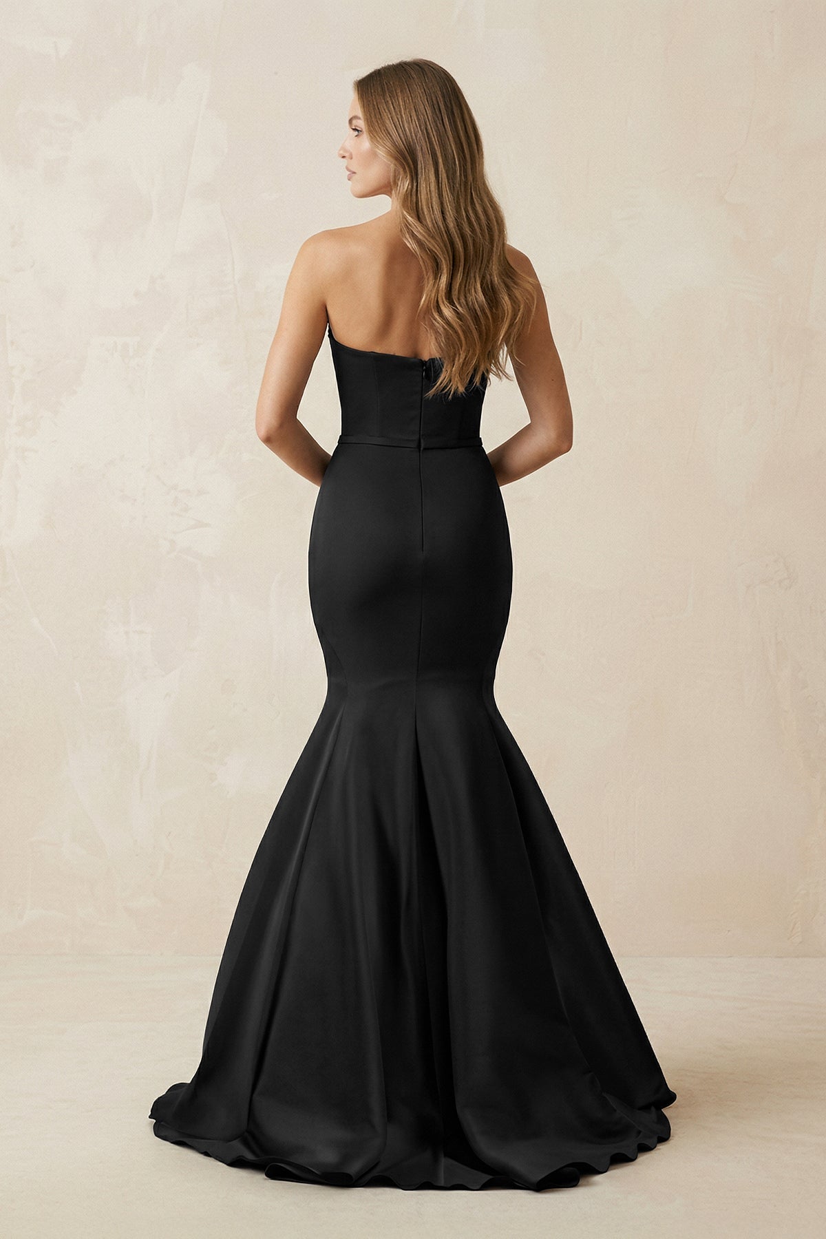 Robe de mariée noire satinée coupe sirène bustier à décolleté cœur - Harana