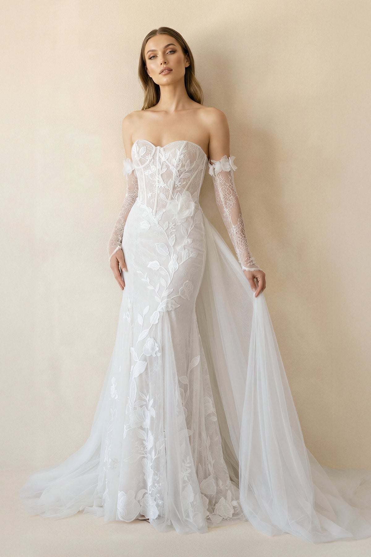 Robe de mariée ivoire en tulle coupe sirène bustier ornée de détails floraux - Harana