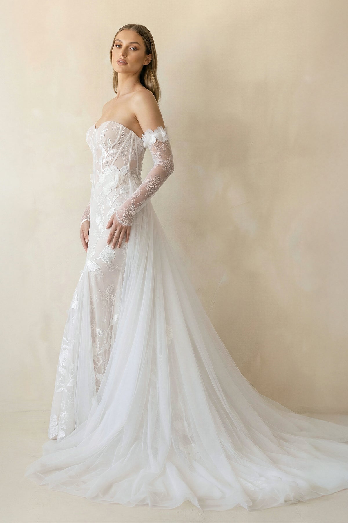 Robe de mariée ivoire en tulle coupe sirène bustier ornée de détails floraux - Harana