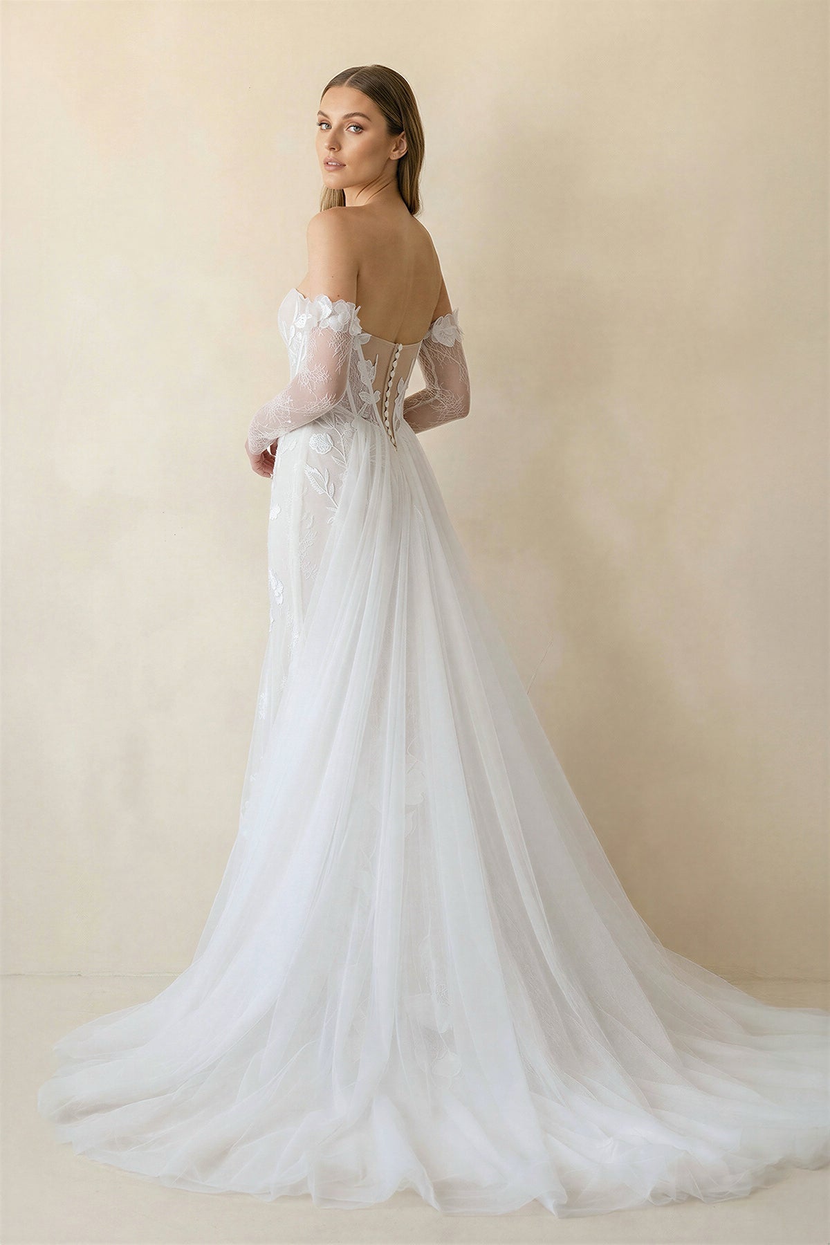 Robe de mariée ivoire en tulle coupe sirène bustier ornée de détails floraux - Harana