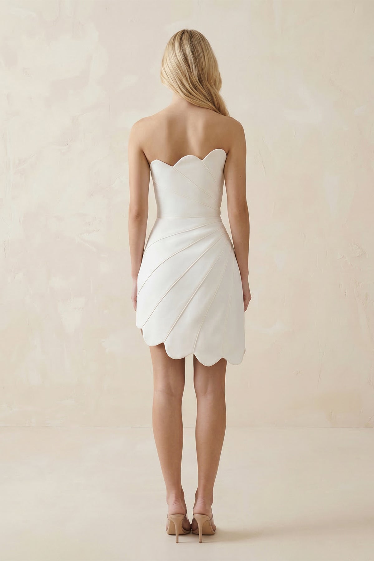 Robe de mariée ivoire courte satinée bustier effet drapé - Harana