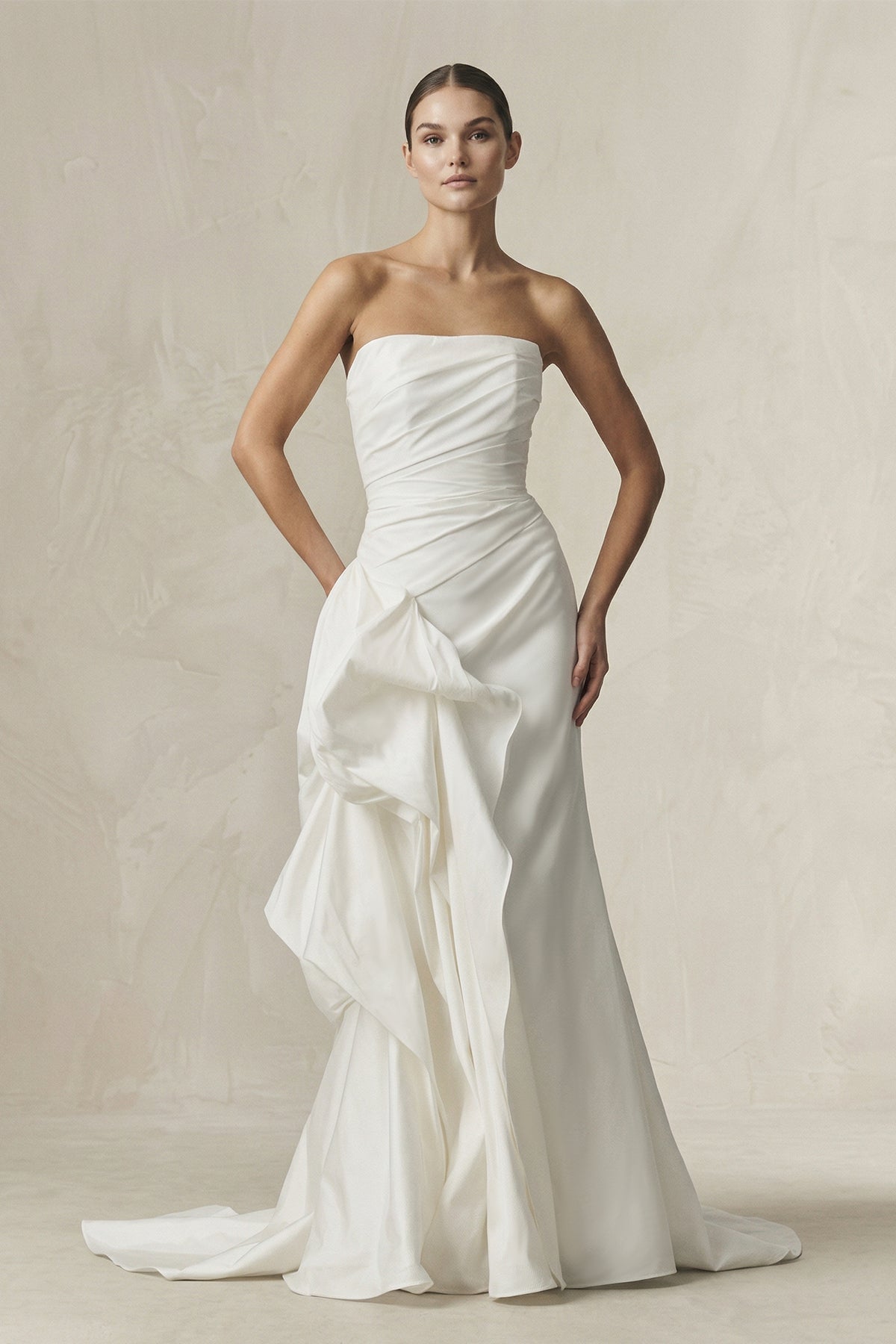 Robe de mariée blanche satinée coupe sirène bustier ornée de volants - Harana