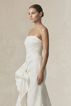 Robe de mariée blanche satinée coupe sirène bustier ornée de volants - Harana