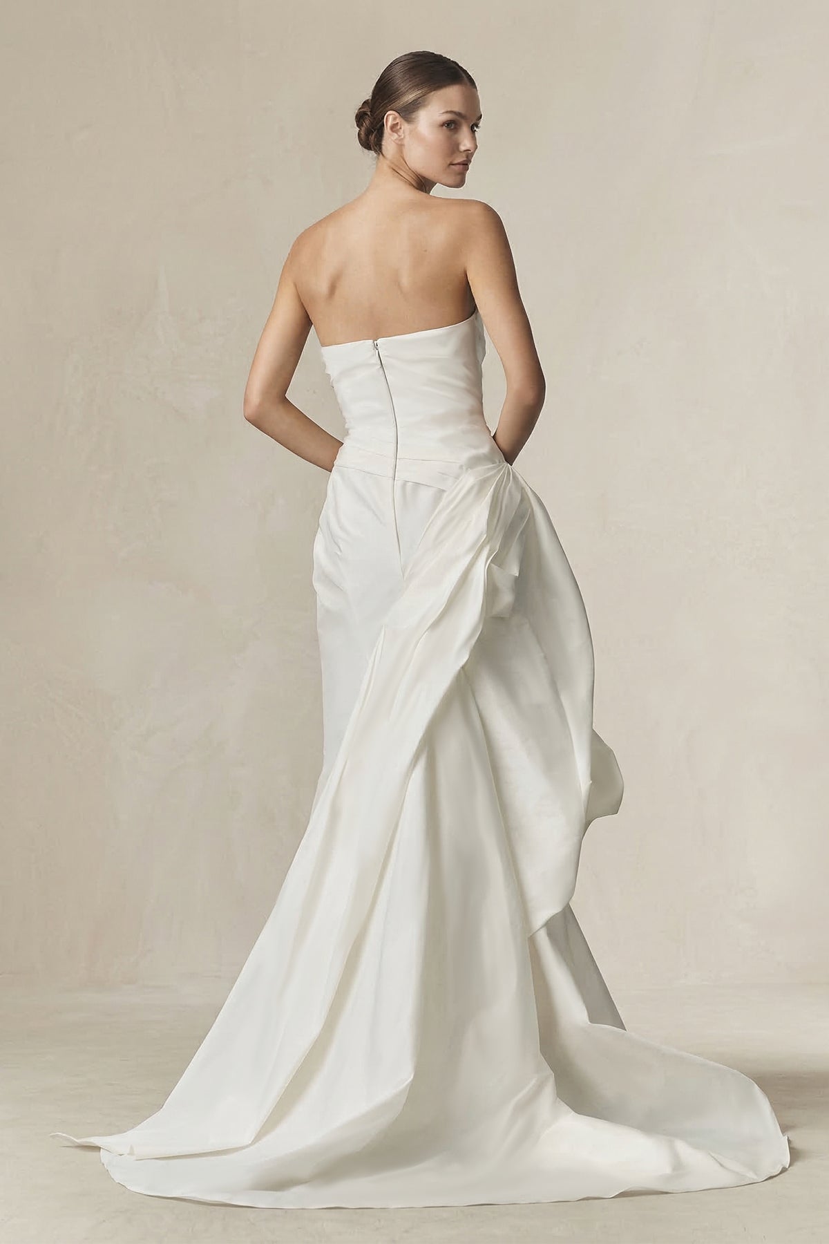 Robe de mariée blanche satinée coupe sirène bustier ornée de volants - Harana