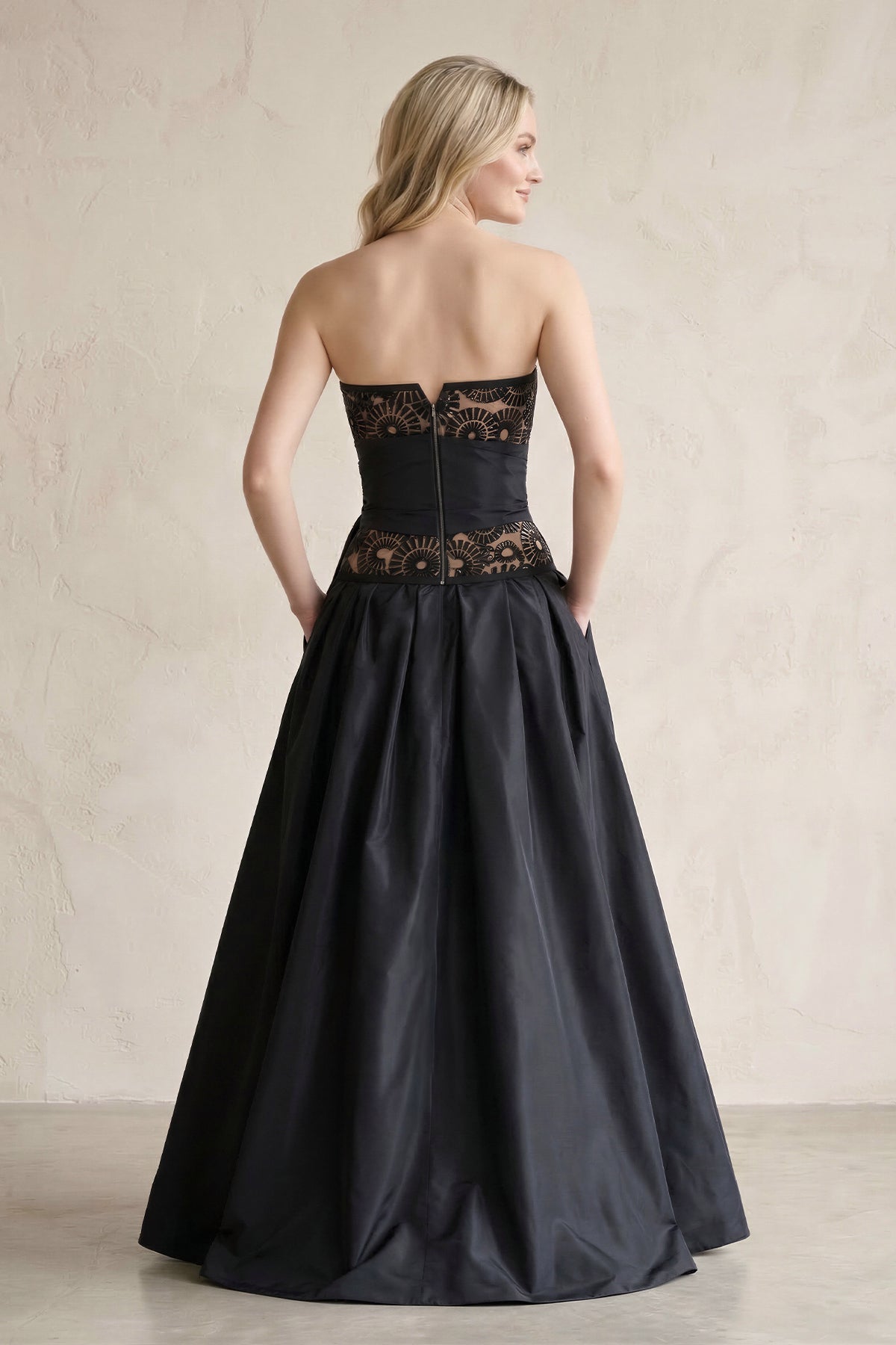 Robe de mariée noire trapèze en satin bustier sans manches - Harana