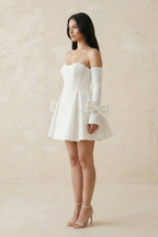 Robe de mariée courte blanc satinée bustier à manches longues - Harana