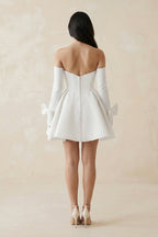 Robe de mariée courte blanc satinée bustier à manches longues - Harana