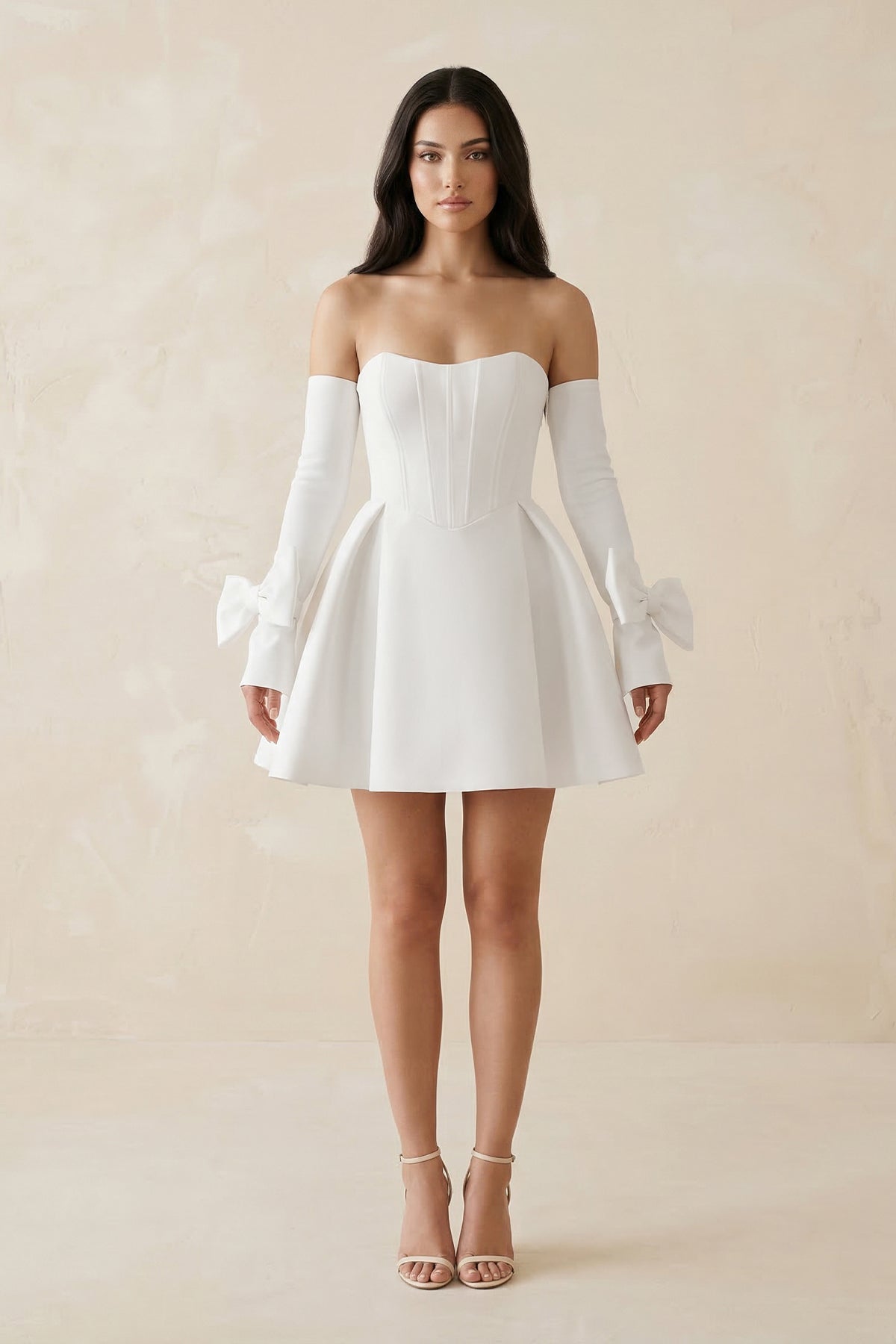 Robe de mariée courte blanc satinée bustier à manches longues - Harana