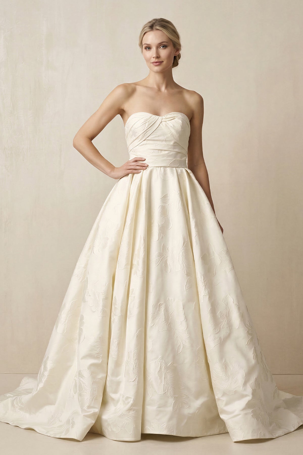 Robe de mariée ivoire trapèze en satin bustier sans manches - Harana