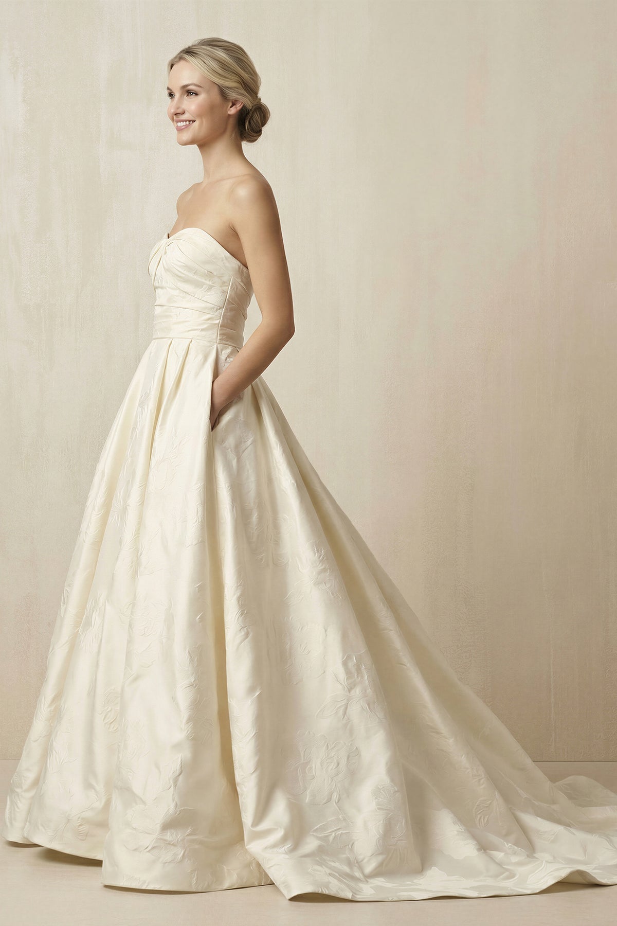 Robe de mariée ivoire trapèze en satin bustier sans manches - Harana