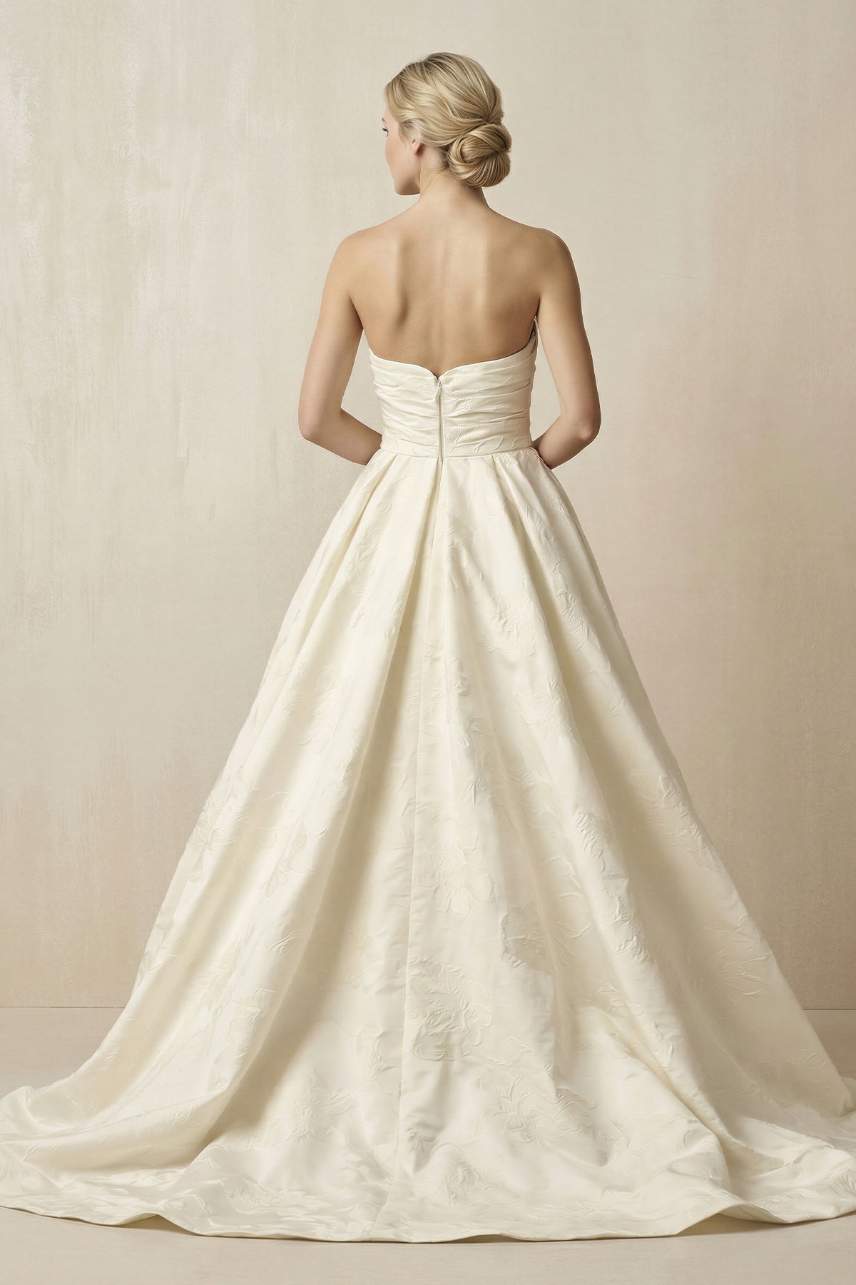 Robe de mariée ivoire trapèze en satin bustier sans manches - Harana
