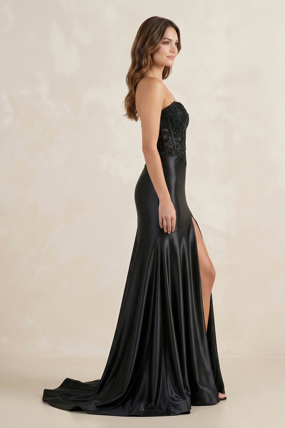 Robe longue noir satinée coupe sirène bustier avec fente - Harana