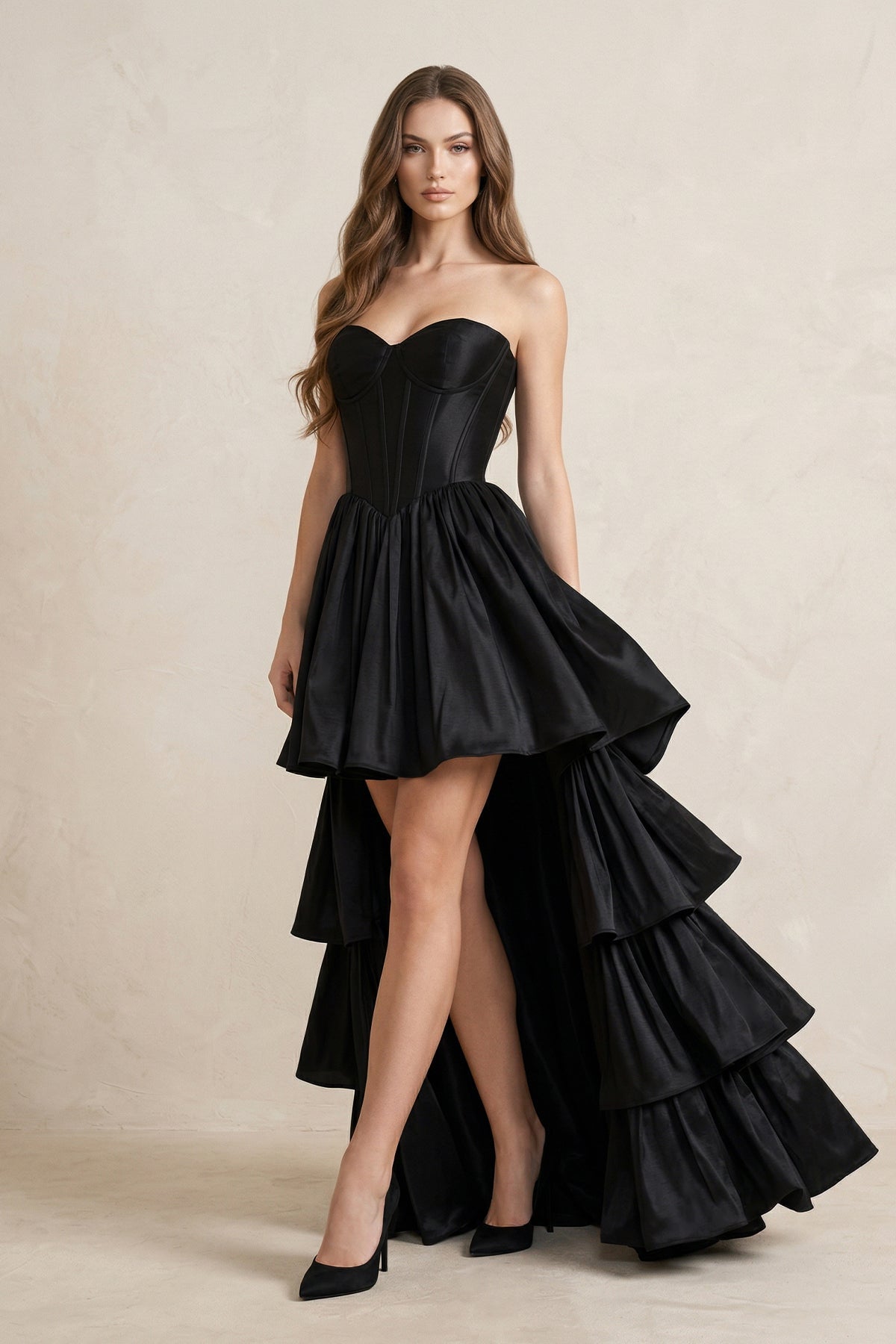 Robe de mariée noire trapèze en satin bustier décolleté cœur - Harana