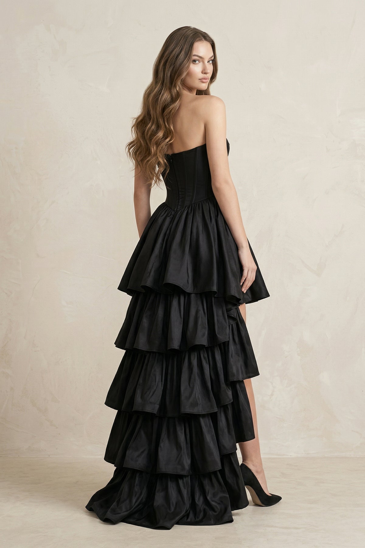 Robe de mariée noire trapèze en satin bustier décolleté cœur - Harana