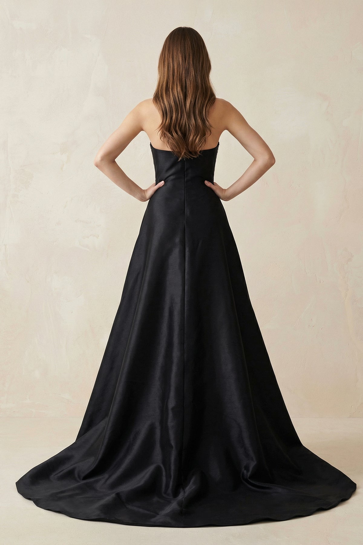 Robe de mariée noire coupe fourreau bustier ornée de sequins avec traîne - Harana