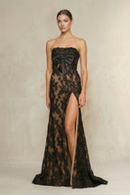 Robe de mariée noire en dentelle coupe fourreau bustier avec fente - Harana