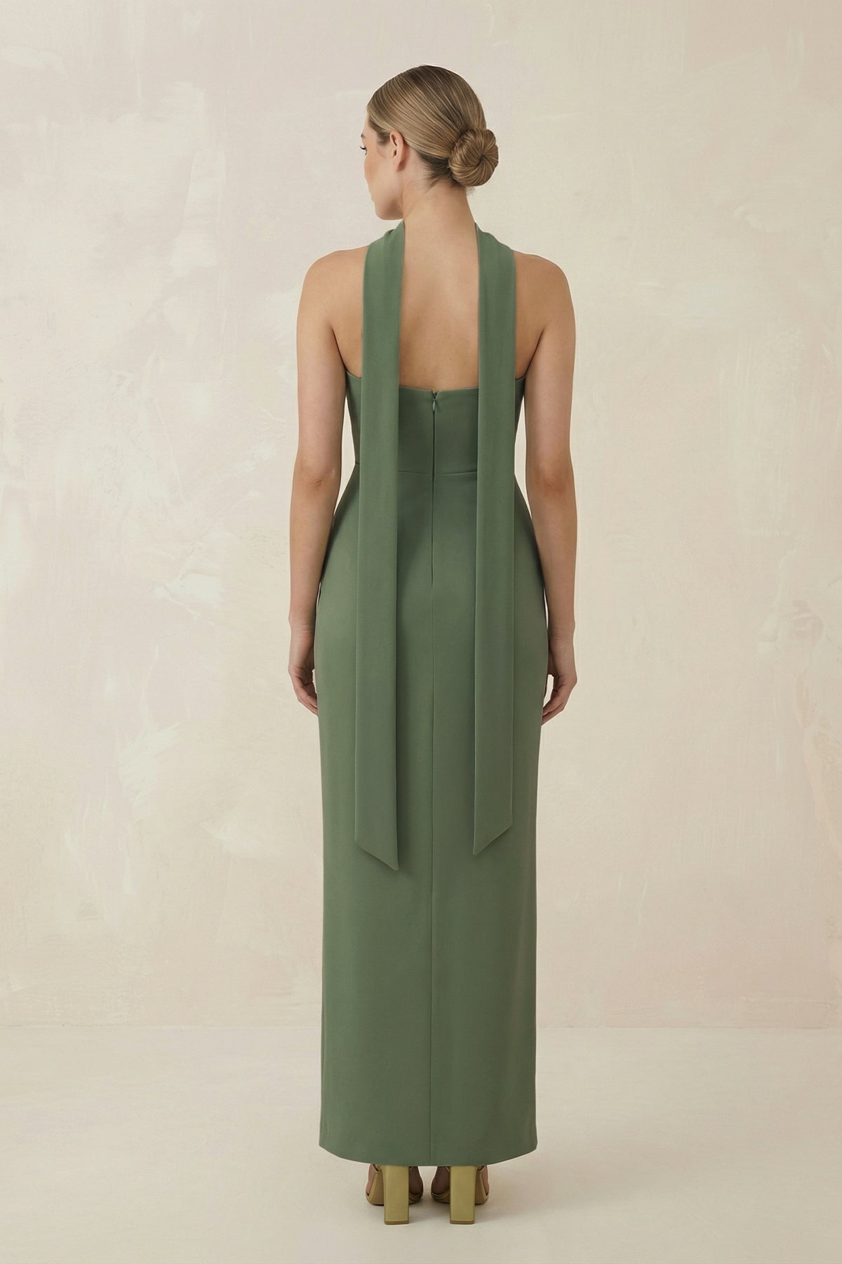 Robe demoiselle d’honneur vert sauge midi bustier sans manches satinée - Harana