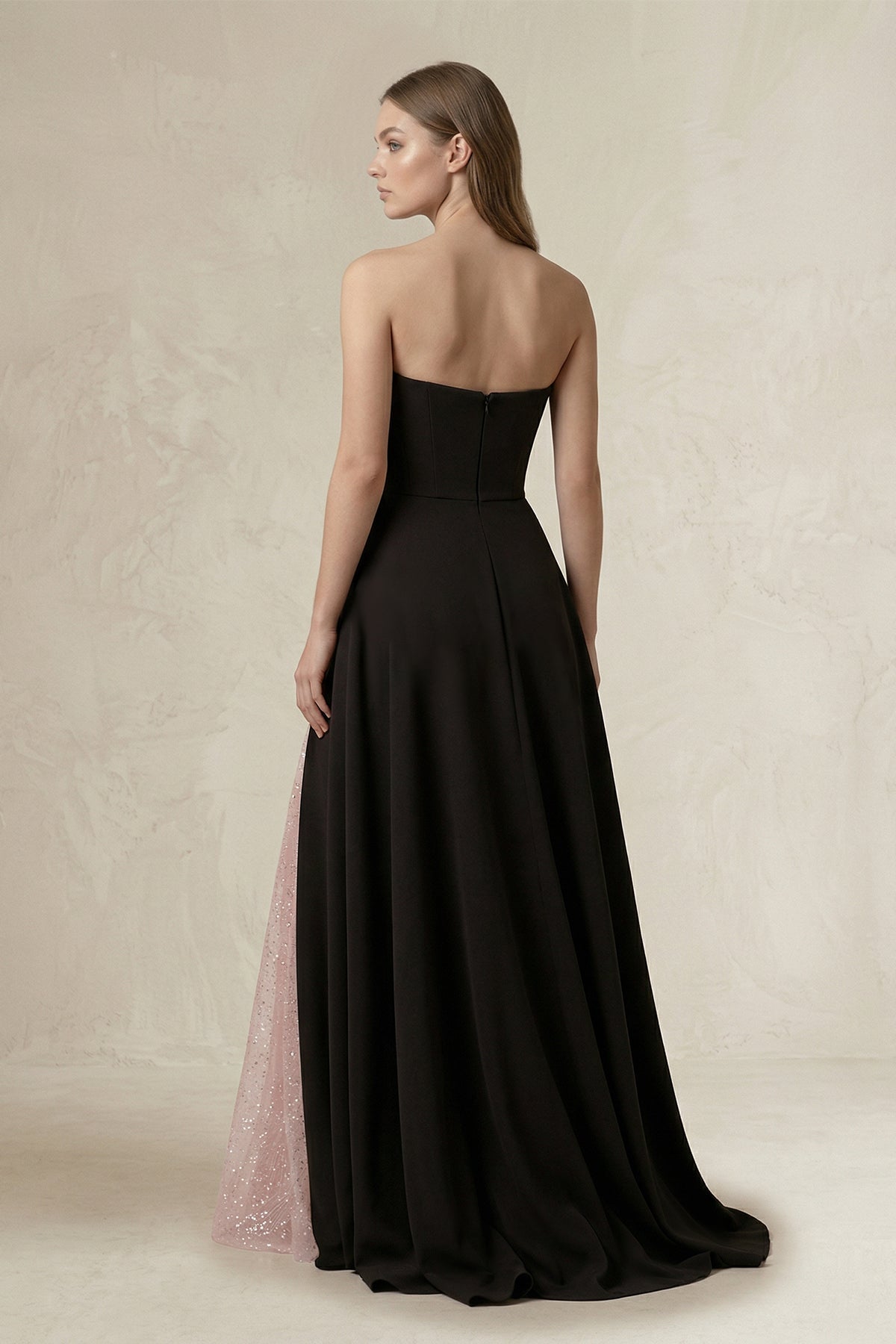 Robe de mariée noire et rose trapèze en satin bustier décolleté cœur - Harana