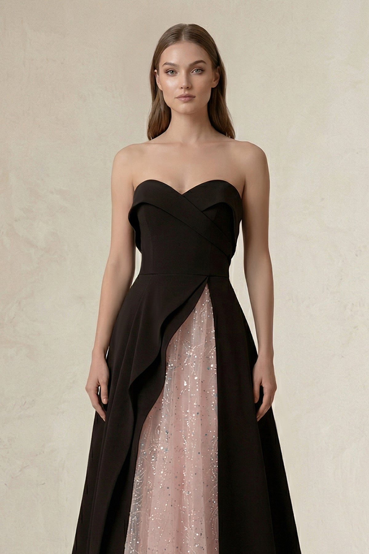 Robe de mariée noire et rose trapèze en satin bustier décolleté cœur - Harana