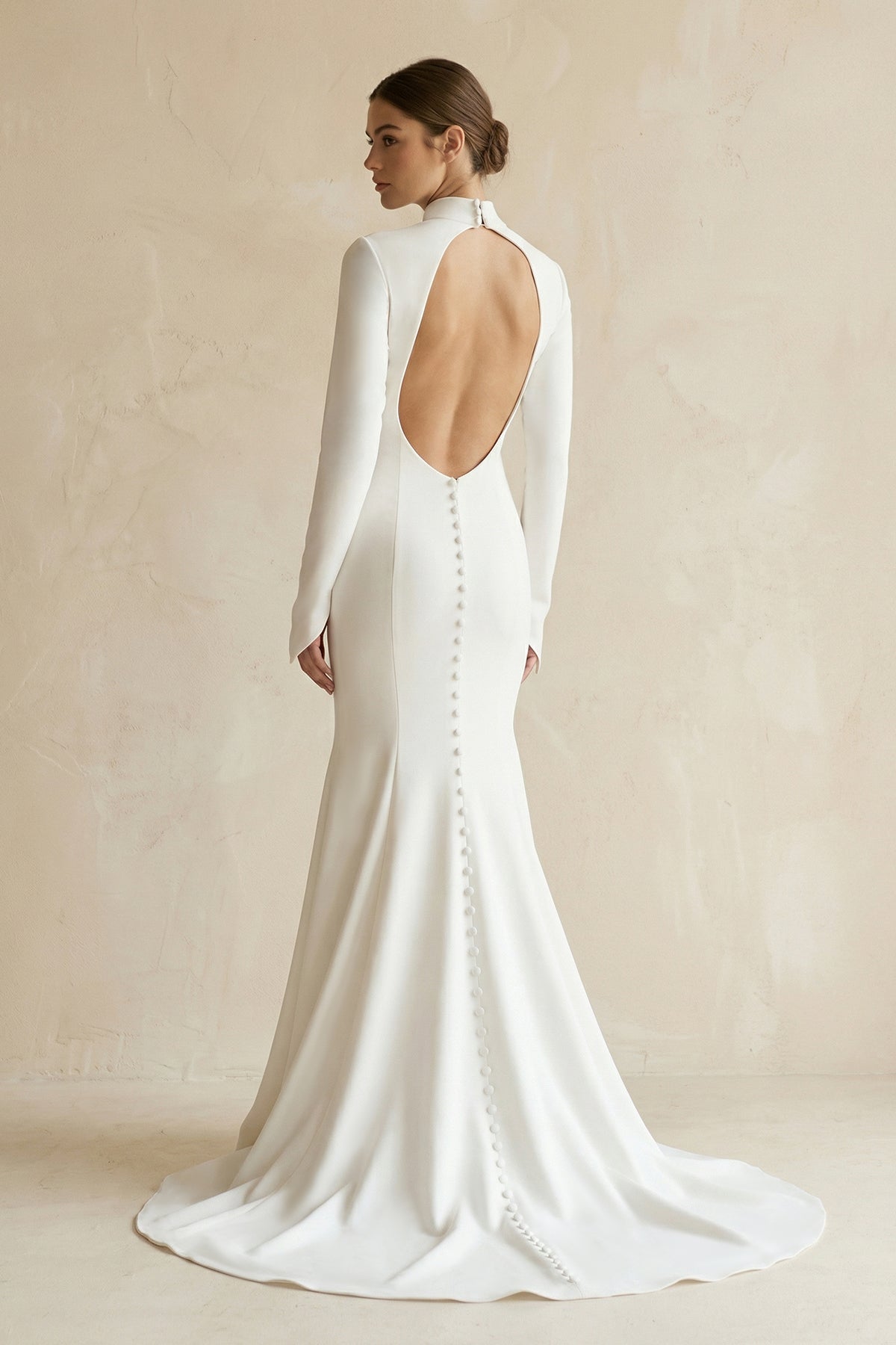 Robe de mariée blanche satinée coupe sirène à col montant - Harana