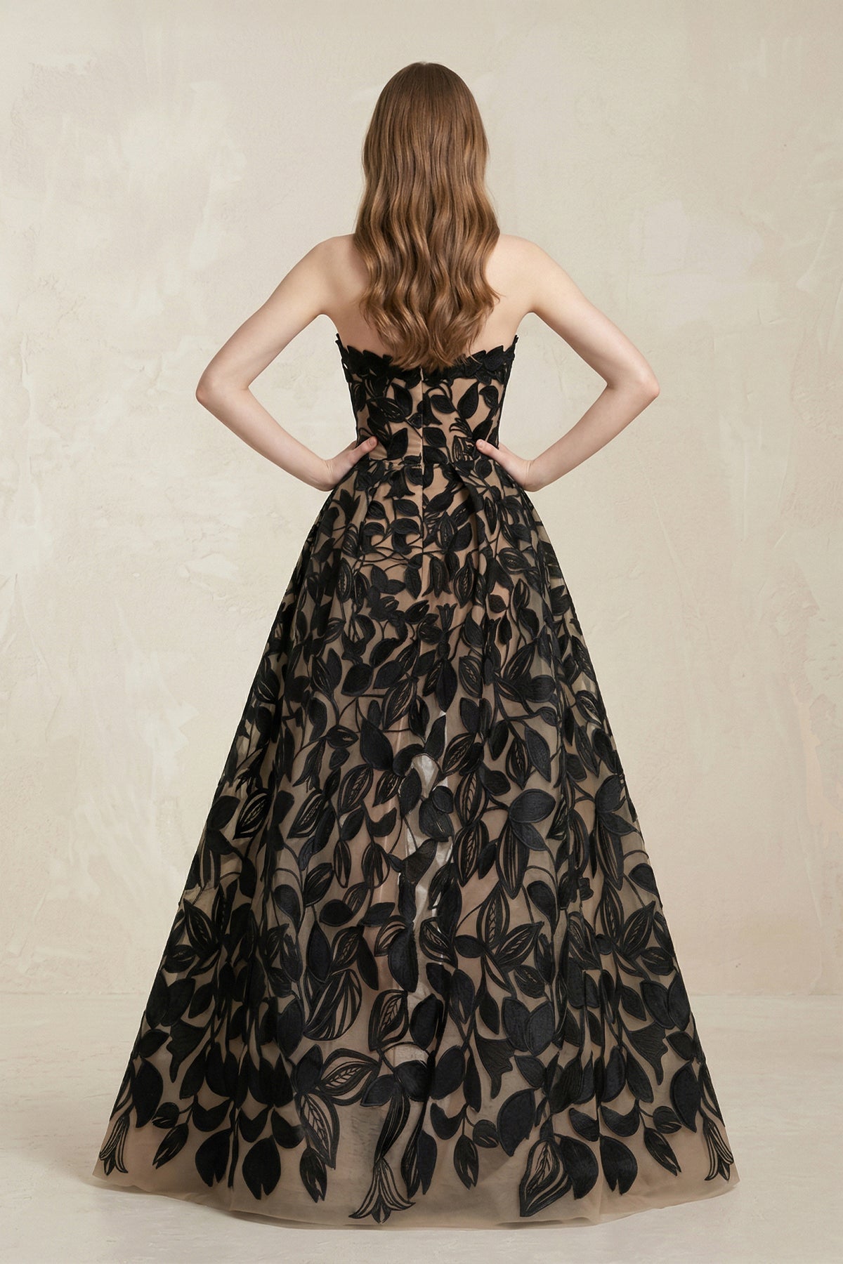Robe de mariée noire trapèze en tulle décolleté cœur sans manches - Harana