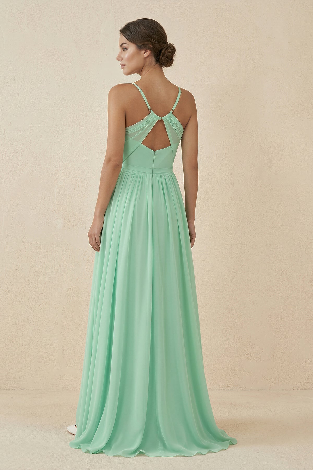 Robe demoiselle d’honneur pale pistachio longue à fines bretelles sans manches avec fente - Harana
