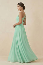 Robe demoiselle d’honneur pale pistachio longue à fines bretelles sans manches avec fente - Harana